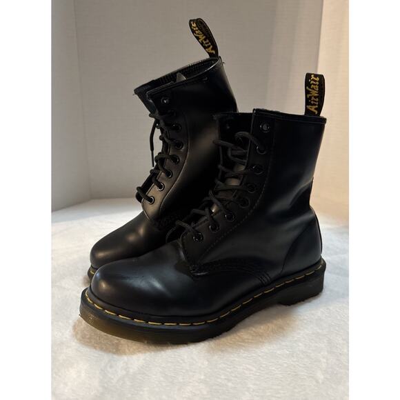 Dr. Doc Martens 1460 Boots Womens Sz 8 Black Smooth Leather 8 Eyelets - Picture 1 of 7